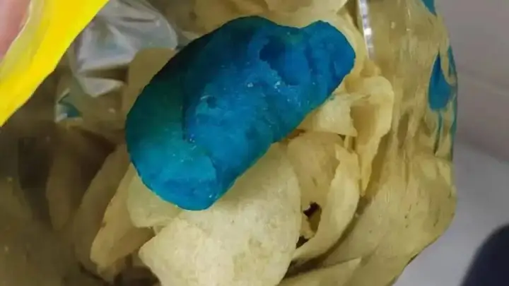 乐事吃出“蓝色薯片”?品牌致歉协商寄回问题产品核查