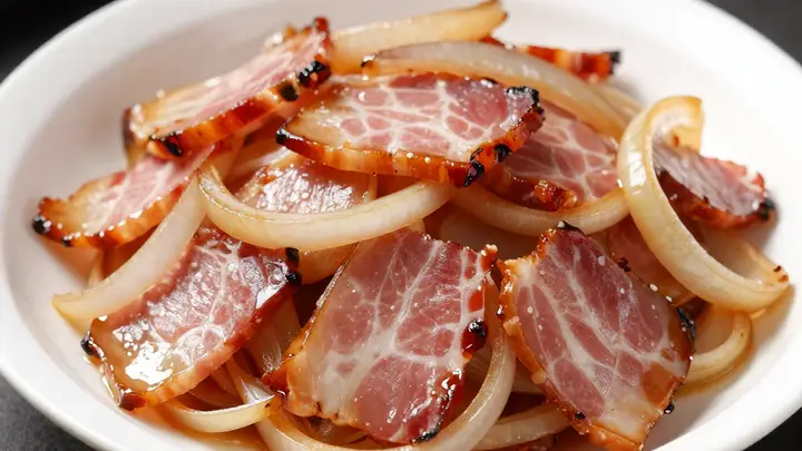 腊肉炒洋葱：一场风味交融的味觉盛宴