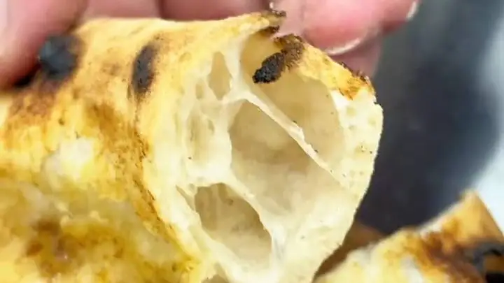 经典意式那不勒斯披萨:大气孔焦斑饼边,外脆内润嚼劲十足