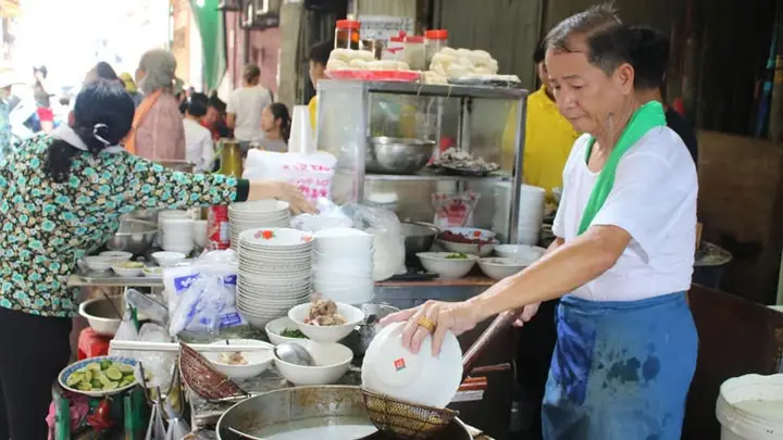 探访金边隐藏美食街:乌亚西市场旁的“小巷”