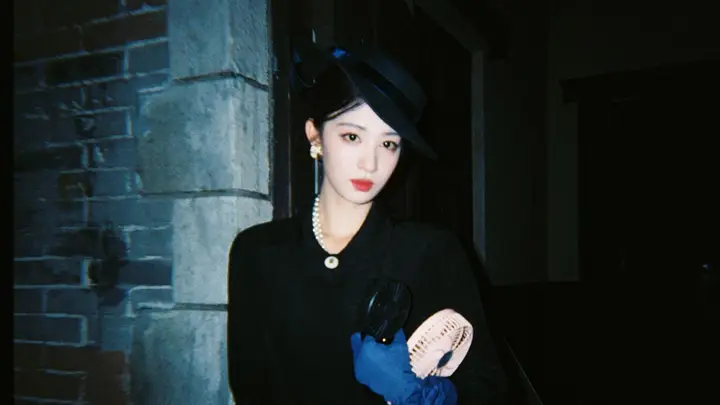 王楚然黑裙礼帽配珍珠项链,优雅复古笑容温婉
