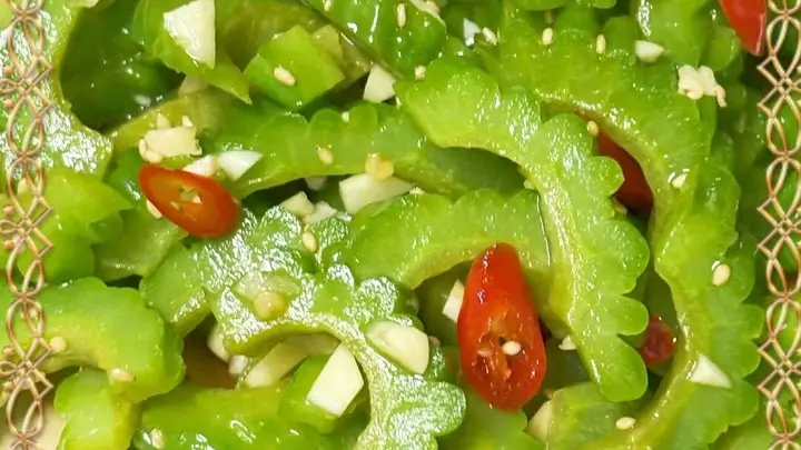 入伏前必吃三样菜,清热解暑护心,蒜蓉蒸茄子和丝瓜蛋花汤的做法