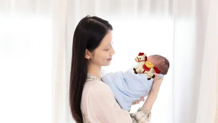 孙伊涵晒照官宣生子 画面温柔治愈满是幸福感
