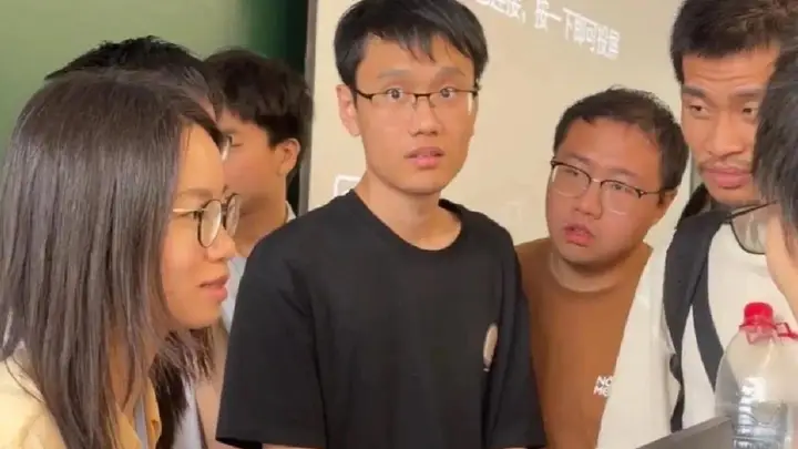 为什么邓煜的热度比王虹低那么多?其实原因很简单,不是因为王虹长得好看有实力,而是因为王虹早在去年就已经出圈了