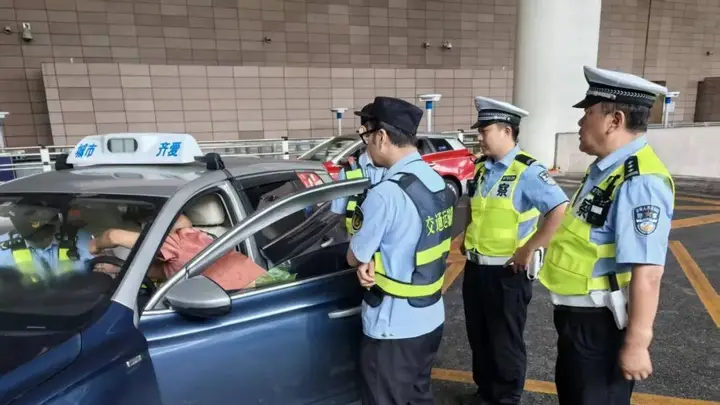 知名博主机场打车被套路凌晨遭出租车抛客！上海警方：司机被拘！