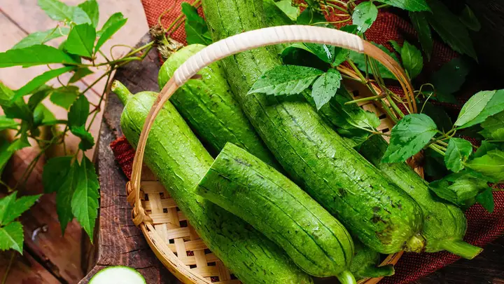 丝瓜大量上市,提醒:二者不可同吃,夏天吃丝瓜也有禁忌,要牢记