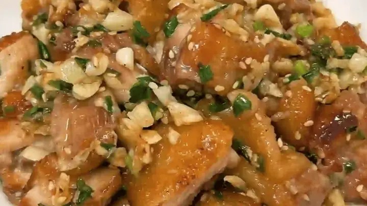 盐葱鸡腿肉:十分钟搞定,鲜香嫩滑的家常下饭神器
