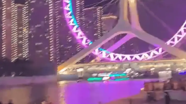 孩子在海河玩水,家长说“我看着孩子呢”,一定要真的看住