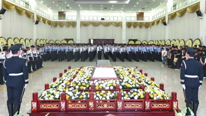 民警唐万羴拦截违法逃窜车辆时被撞牺牲，年仅22岁，去年7月刚参加工作