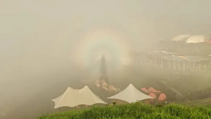 云海间邂逅难得的自然奇遇——武功山佛光