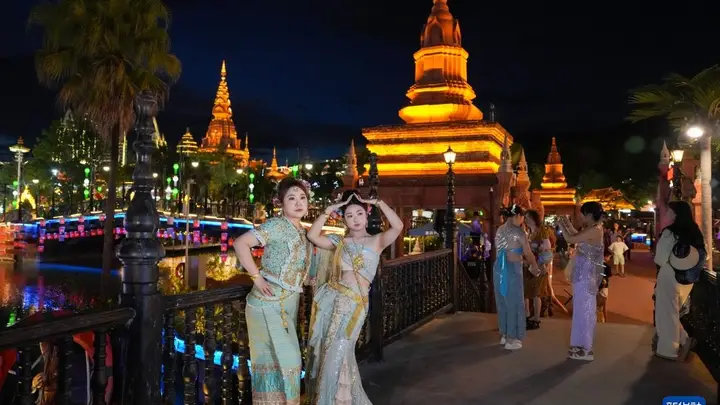 云南西双版纳：星光夜市引客来