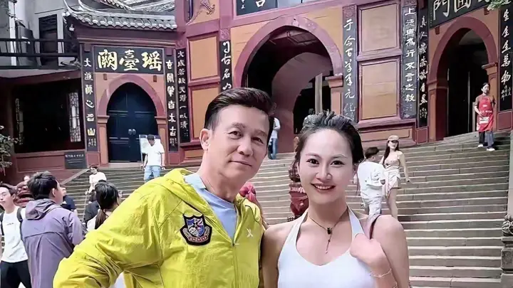 李子雄现状:全家住500万海南别墅,66岁不显老,把8岁儿子当成宝