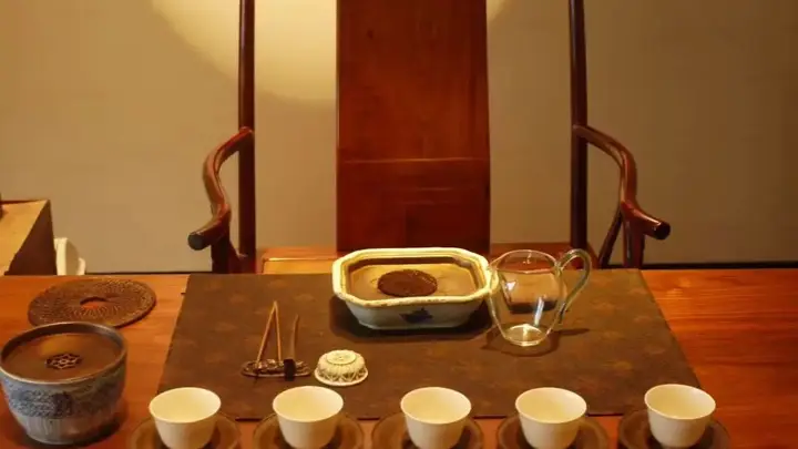80℃温水慢赏杯中翠,长夏静饮回甘绵长的径山茶