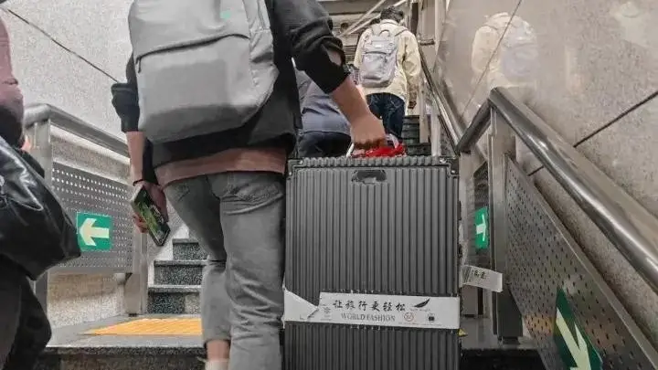 挤满大润发、扎堆羊肉串店，韩国上班族，周末全都往上海跑？
