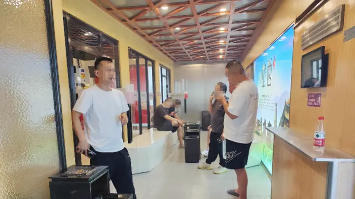 太原南站重启吸烟室，难阻二手烟外泄，旅客抱怨变相鼓励吸烟