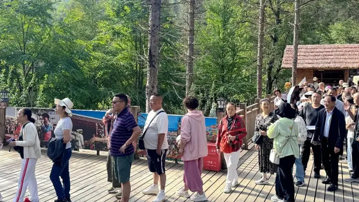 宝兴硗碛藏乡夏日文旅热潮涌动 清凉经济激活避暑新体验
