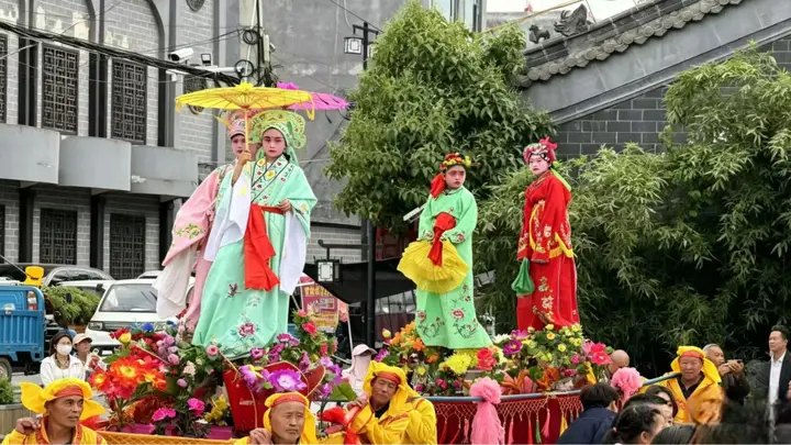 临泉盛夏嘉年华：魔术光影交织杂技盛宴，烟火人间尽显皖北风情