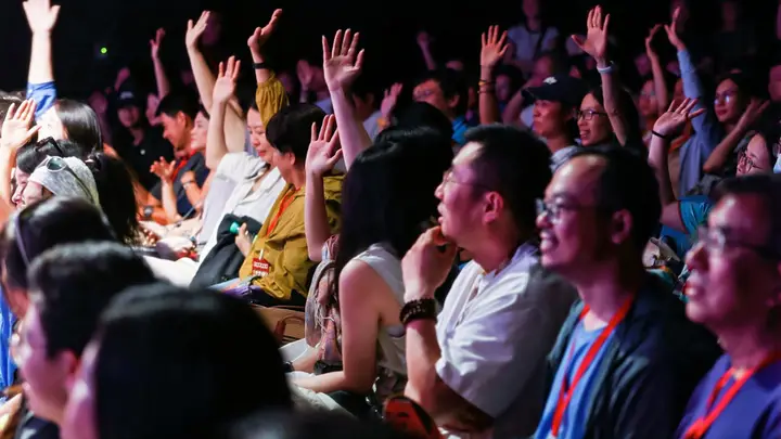 一场阅读脱口秀,当爱书人登上开放麦舞台