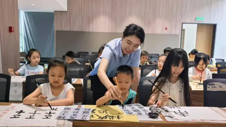 太原暑期开展清代篆书宣教活动 青少年体验古法重光