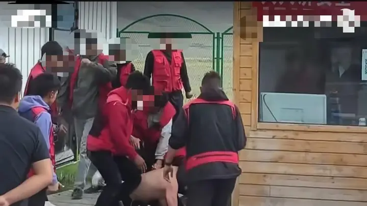 赛里木湖景区7月23日入口突发工作人员殴打旅游车司机事件 管委会通报7名涉事人员已被辞退并被警方依法控制