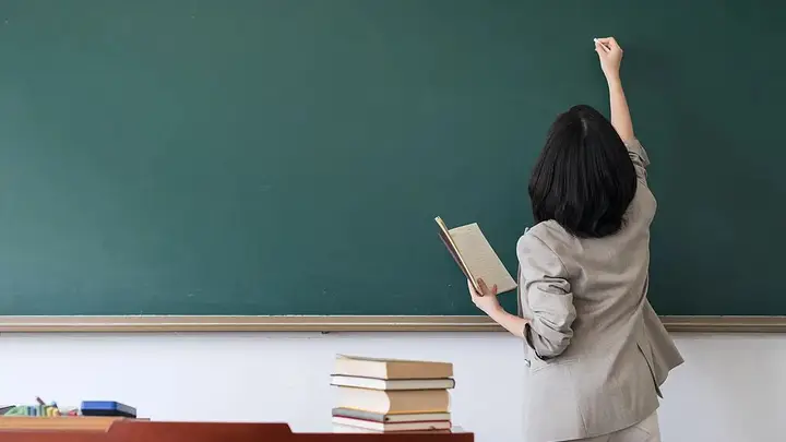 多地小学老师为何改教初中?