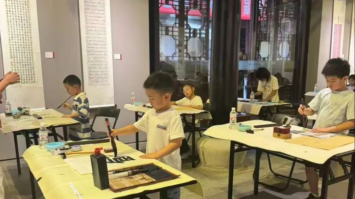 上海学生书法展:百余作品见证笔墨传承