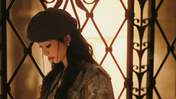 杨紫 纽约夜景街拍:霓虹都市氛围感,演绎复古摩登阿玛尼女郎