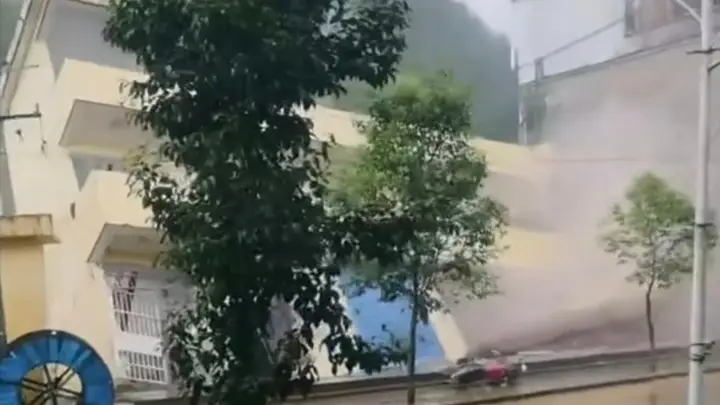陕西商洛一乡镇电管站被洪水冲垮,当地派出所:人员已提前撤离,无伤亡