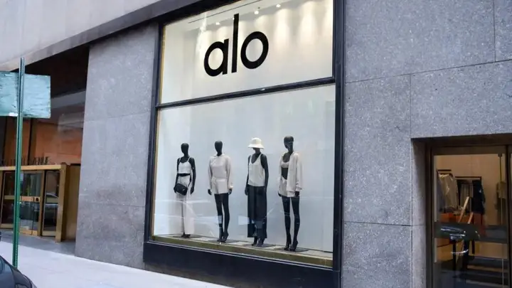 alo来中国开店了,一条裤子卖上千元
