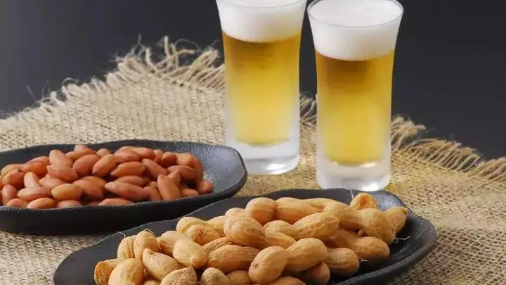 喝酒时不能碰花生米吗？提醒：这3种食物，尽量别做“下酒菜”