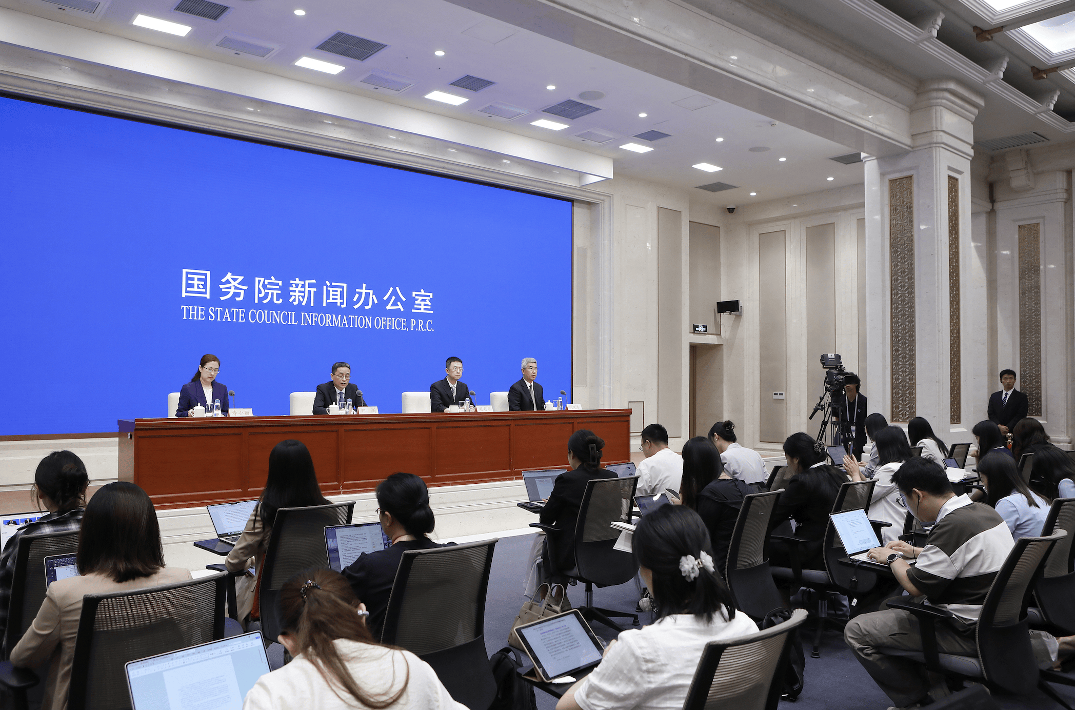 人民币汇率怎么稳？央行回应来了